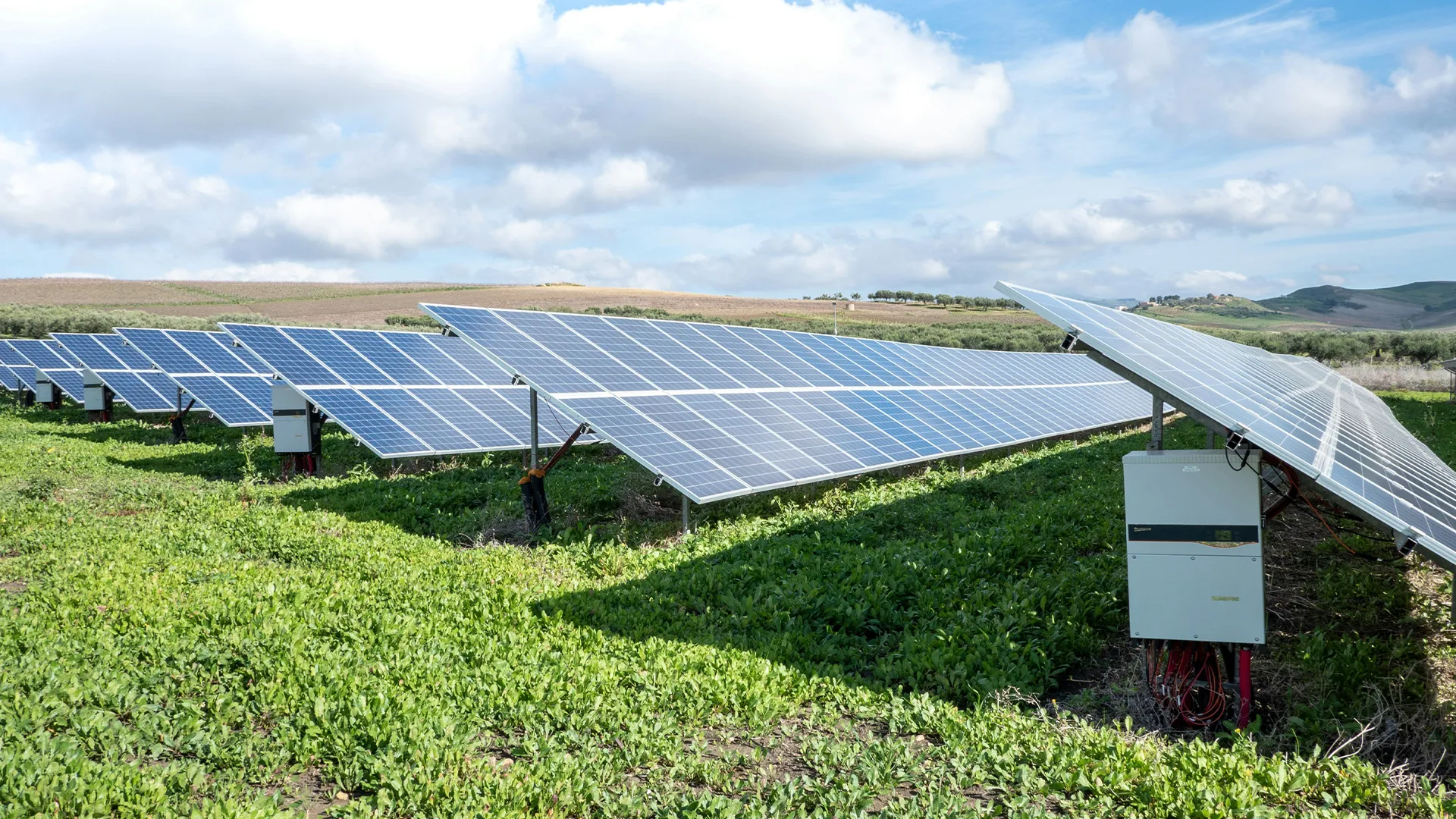 Panneaux solaires photovoltaïques dans un champ en Bourgogne-Franche-Comté