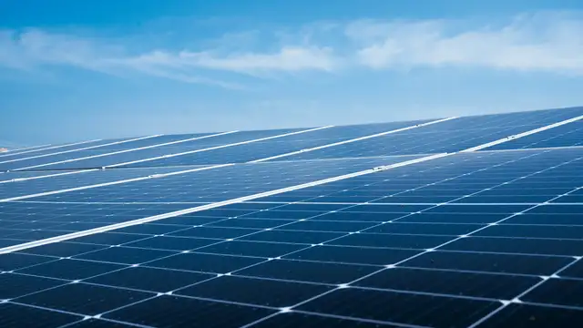 Panneaux solaires sur un toit très propres