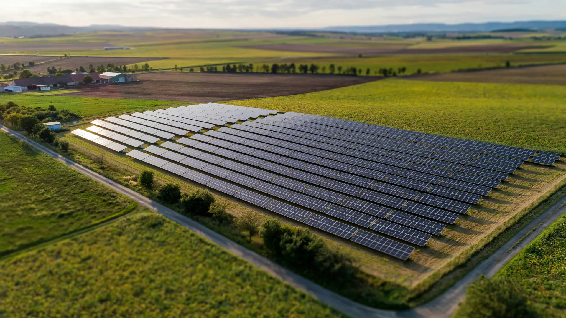 Grande ferme de panneaux solaires dans un champ