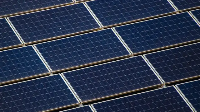 Panneaux solaires sur un toit bien regroupés et bien organisés