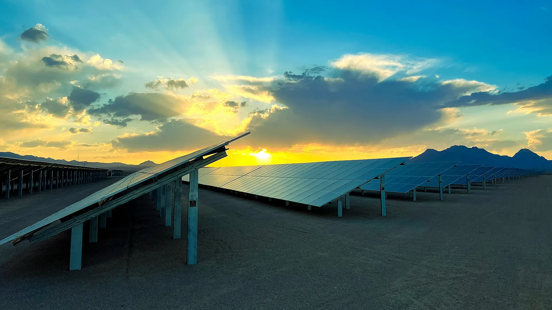 Couché de soleil magnifique avec panneaux solaires
