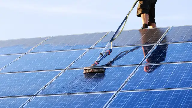Panneaux photovoltaïques dans un champ magnifique
