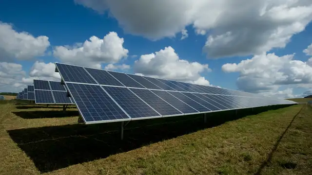Panneaux solaires installés dans un champ