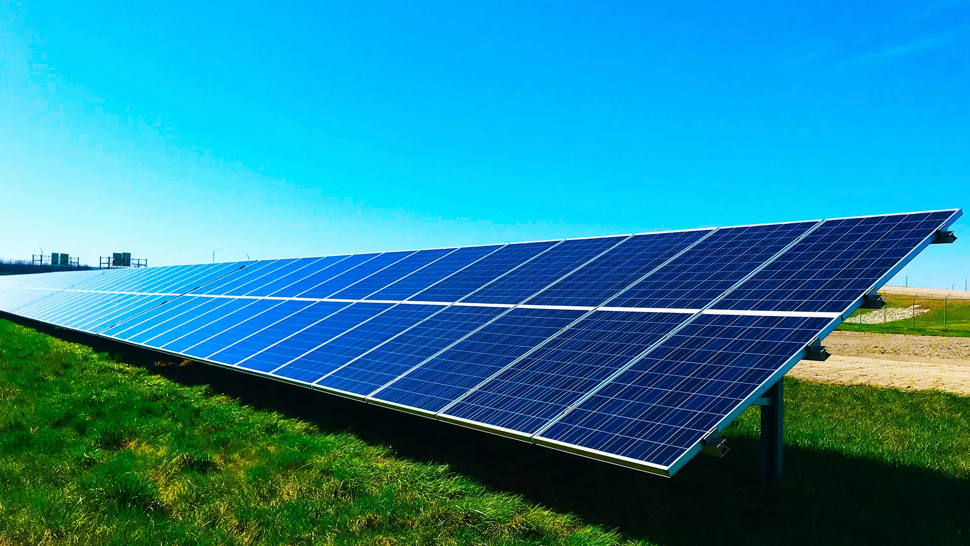Panneaux solaires dans un champ d'herbe